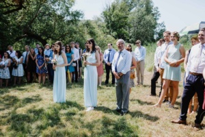 Svatební hosté u obřadu